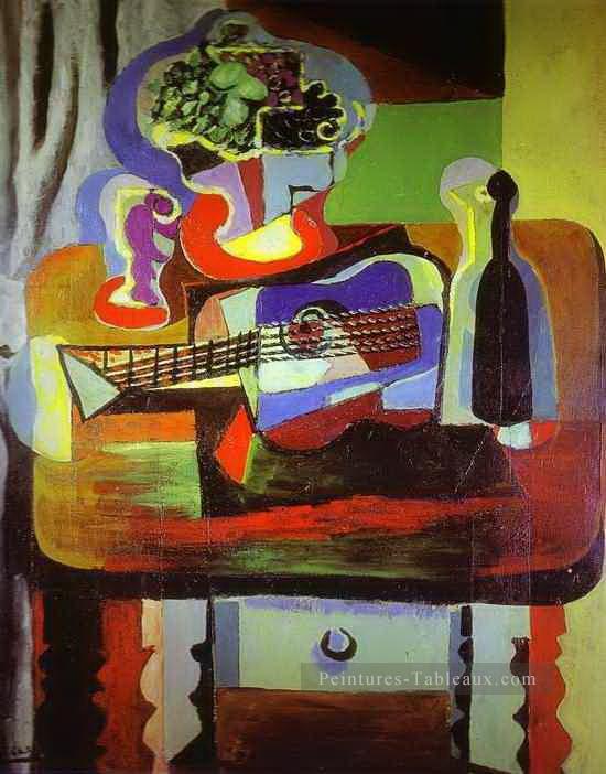 Bouteille de guitare avec fruits et verre sur la table 1919 Cubisme Peintures à l'huile